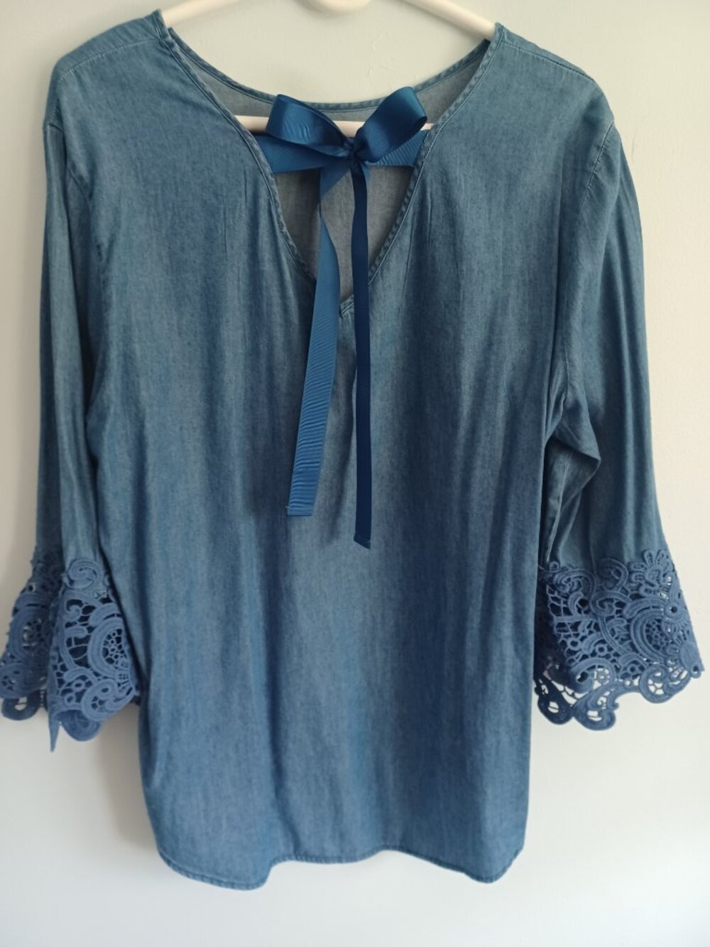 Hester & Orchard Women's Blouse Top Chambray Blue Lace Detail Size L - Picture 3 of 7